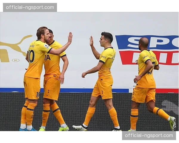 备战画面：热刺在公开训练中重点演练了防守对方手抛界外球的阵型